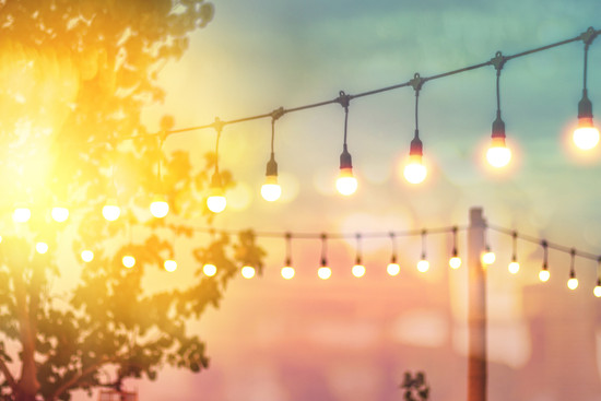 Lichterkette an einem Sommerabend