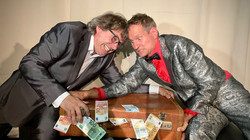 Raik Singer und Udo Grunwald zerren an einem Geldkoffer, aus dem Geldscheine herausquellen., © Katrin Bayer
