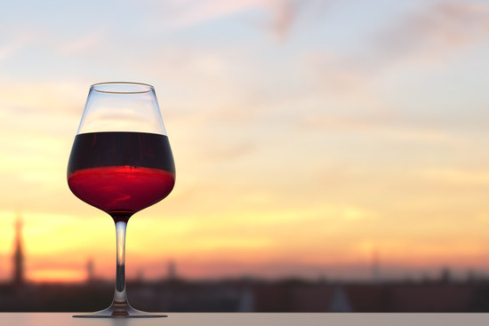 Ein Glas Rotwein bei Sonnenuntergang