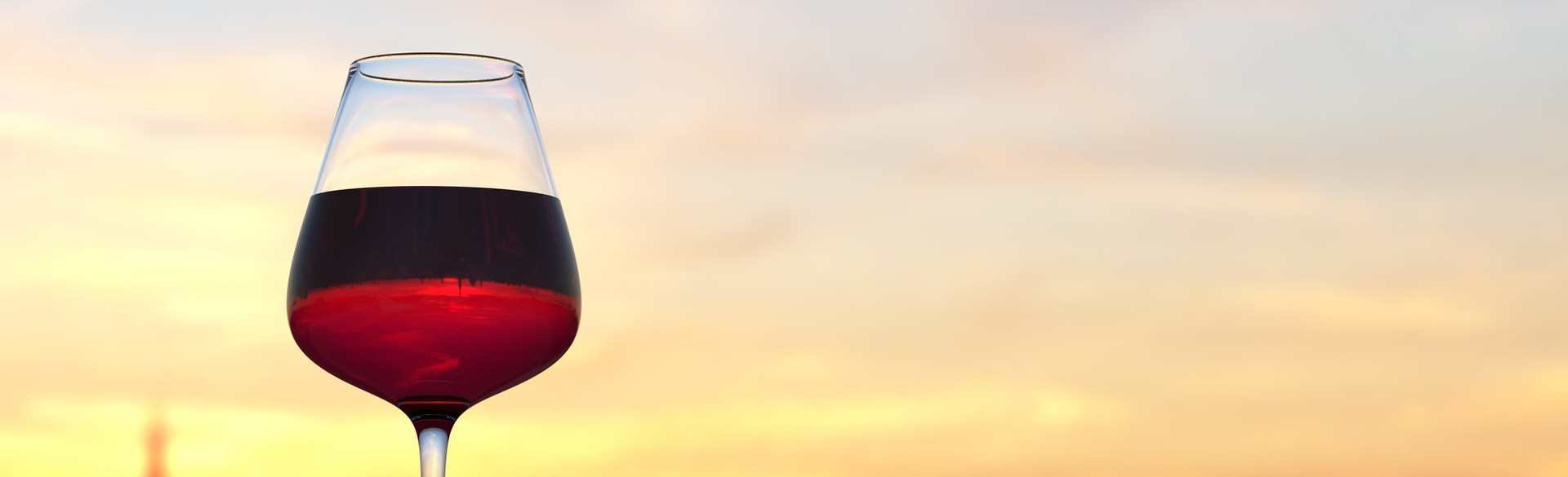Ein Glas Rotwein bei Sonnenuntergang