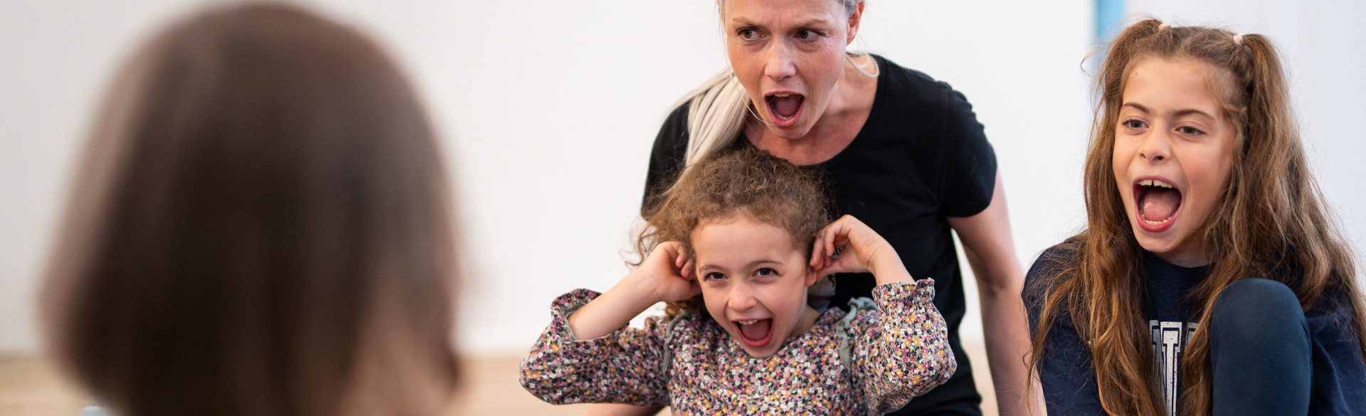 Ein Frau und Kinder die den Mund aufreisen., © Laura Boyson
