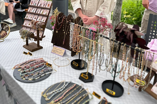 Handmade-Stände von Künstlern der Region mit Keramik, Schmuck, Makramee, Kerzen & mehr, © pue-popupevents