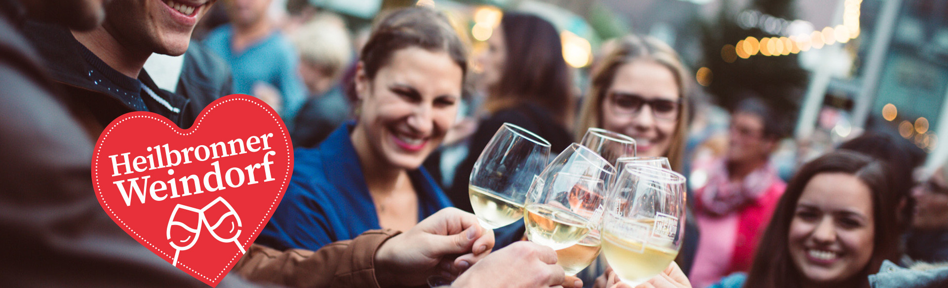 Gruppe beim anstoßen auf dem Heilbronner Weindorf