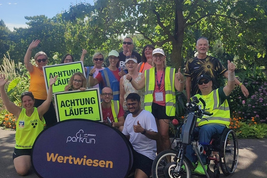 Teilnehmer Parkrun mit Plakaten, © Wertwiesen parkrun