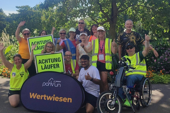 Teilnehmer Parkrun mit Plakaten, © Wertwiesen parkrun