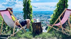 Fahrradfahrer im Liegestuhl auf dem Wartberg