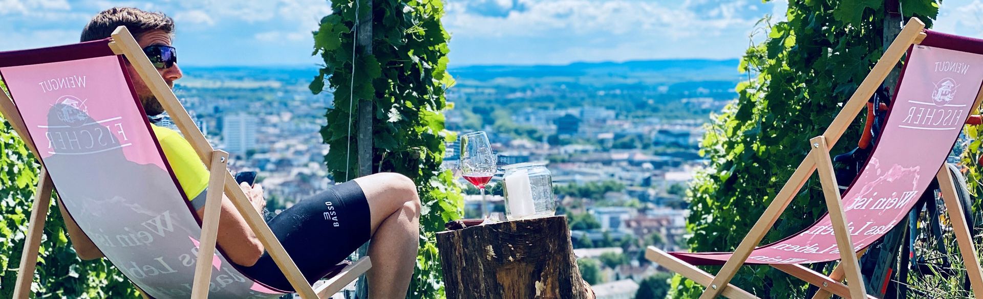Fahrradfahrer im Liegestuhl auf dem Wartberg