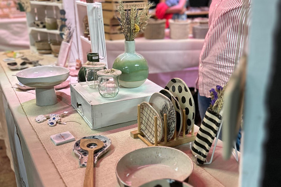 Handmade-Stände von Künstlerinnen der Region mit Keramik, Schmuck, Makramee, Kerzen & mehr, © pue-popupevents