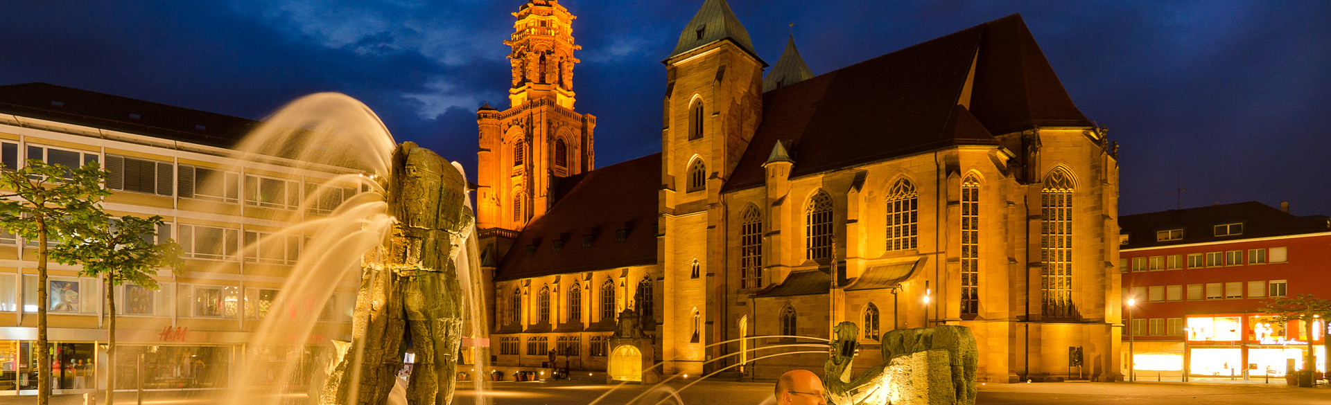 Beleuchtete Kilianskirche am Abend