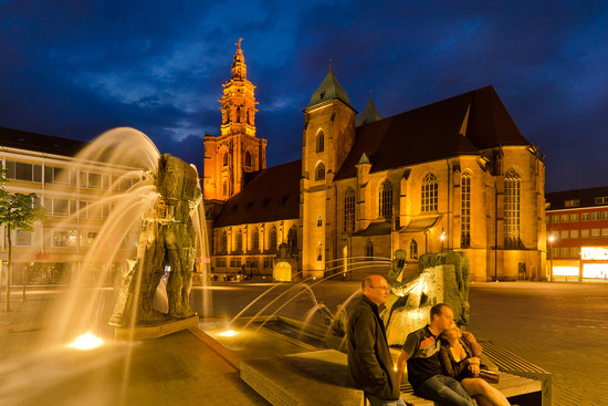 Beleuchtete Kilianskirche am Abend