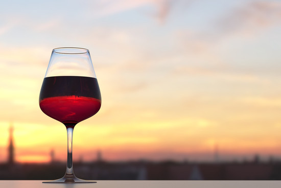 Ein Glas Rotwein bei Sonnenuntergang