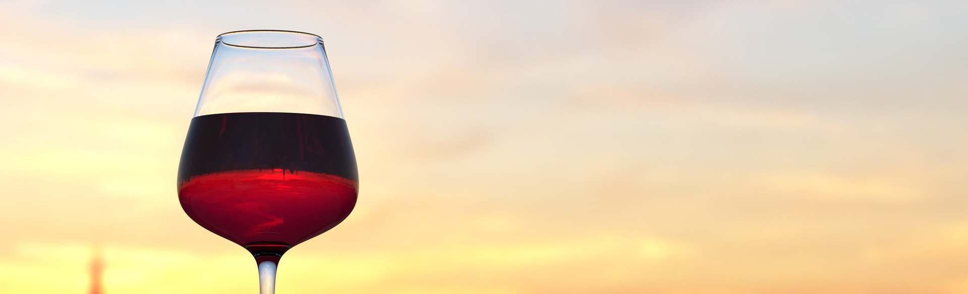 Ein Glas Rotwein bei Sonnenuntergang