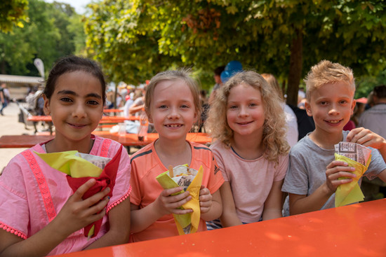 Kinder beim auf Bierbank auf dem Heilbronner Kinderfest
