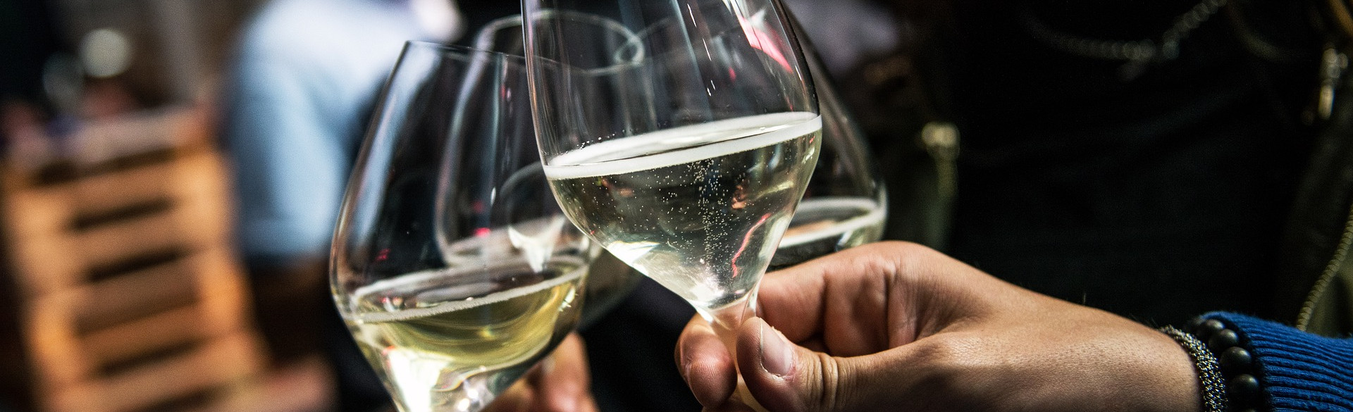 Gruppe stößt mit Wein an