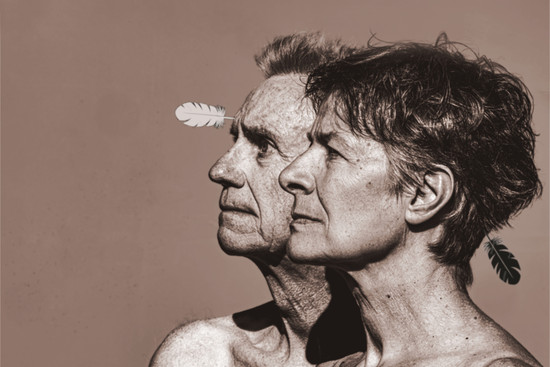 Faltsch Wagoni stehen im Profil nebeneinander und blicken in die Ferne.