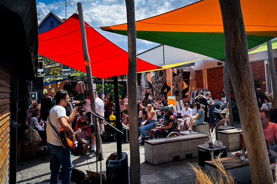 Outdoor Bereich mit Live Musik & Café-Vibes, © pue - popupevents