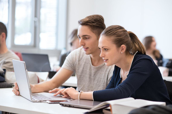 Studierende am Laptop