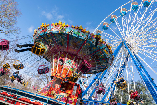 Kettenkarusell und Riesenrad auf dem Heilbronner Pferdemarkt