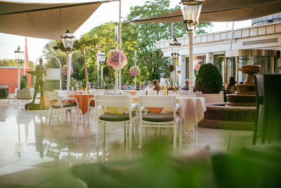 Die insel Piazza für Genießer - Sundowner in bester Gesellschaft am schönsten Platz!, © insel-hotel