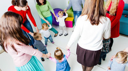 Mütter tanzen mit Kindern