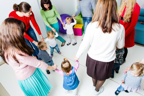 Mütter tanzen mit Kindern