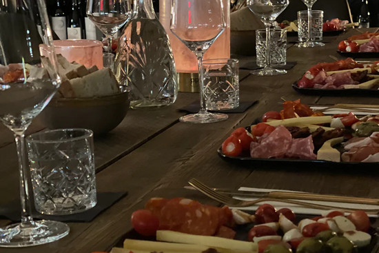 Wein und Antipasti
