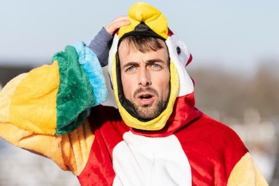 Pablo Konrad in einem Vogelkostüm, © Pablo Konrad