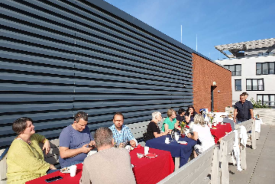 gemeinsames Genießen bei tollstem Wetter auf der Dachterrasse der Jugendherberge 2024, © Amicale Béziers e.V.