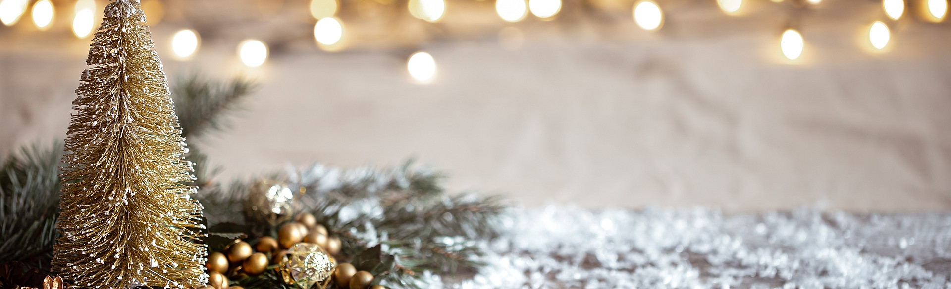 winter-cozy-background-with-festive-decor-details-snow-on-a-wooden-table-and-bokeh-the-concept-of-a-festive-atmosphere-at-home winter-cozy-background-with-festive-decor-details-snow-on-a-wooden-table-and-bokeh-the-concept-of-a-festive-atmosphere-at-home