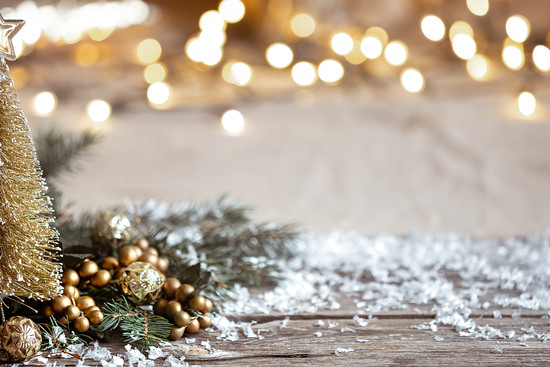 winter-cozy-background-with-festive-decor-details-snow-on-a-wooden-table-and-bokeh-the-concept-of-a-festive-atmosphere-at-home