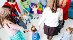 Tanzende Mamas mit Kindern., © Adobe Stockfoto