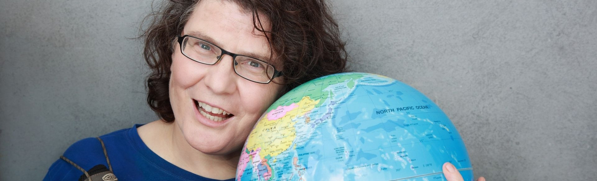 Christine Thürmer mit einem Globus, © Joachim Gern