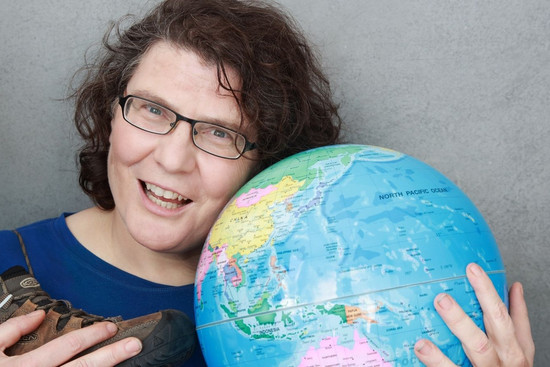 Christine Thürmer mit einem Globus, © Joachim Gern