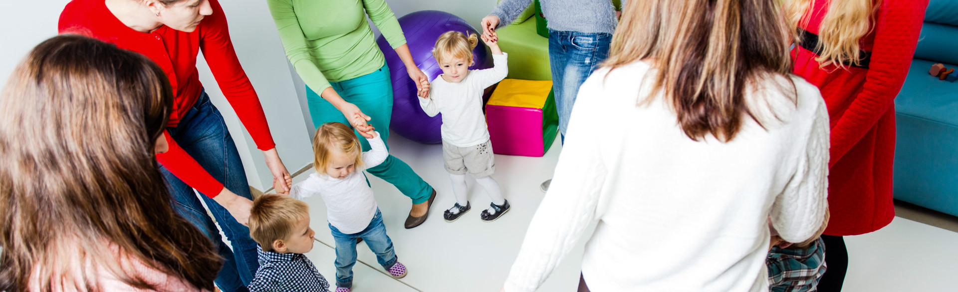 Tanzende Mamas mit Kindern, © Adobe