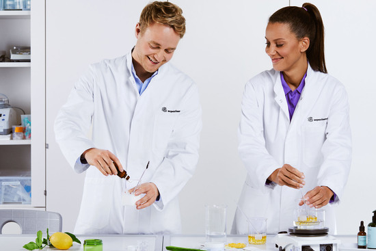 Zwei Personen stehen im Labor, © Verwendung nur im Rahmen redaktioneller Berichterstattung über die experimenta Heilbronn gestattet. Quelle: experimenta gGmbH