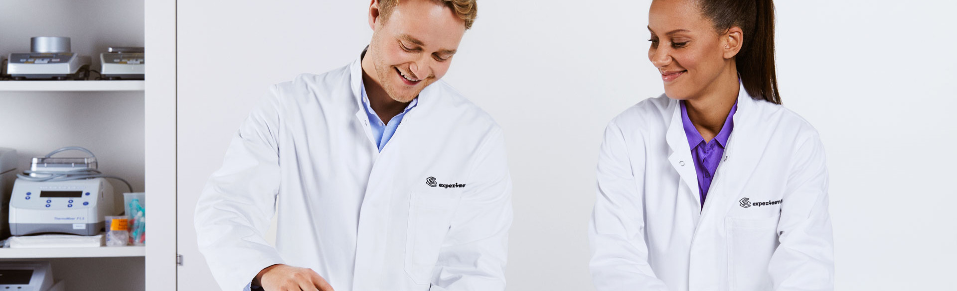 Zwei Personen stehen im Labor, © Verwendung nur im Rahmen redaktioneller Berichterstattung über die experimenta Heilbronn gestattet. Quelle: experimenta gGmbH