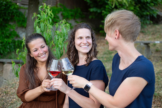 Eine Gruppe Frauen beim Anstoßen mit Wein am Wartberg