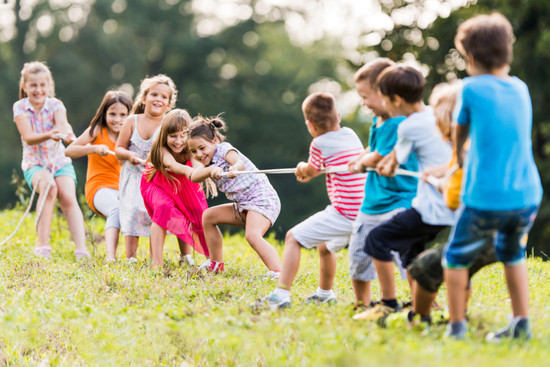 Kinder beim Tauziehen auf dem Heilbronner Kinderfest
