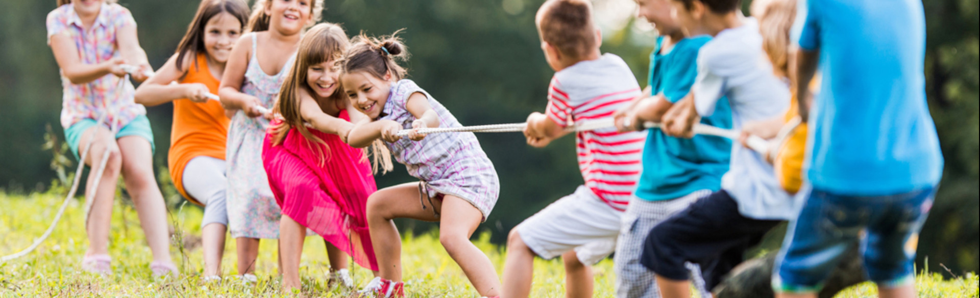 Kinder beim Tauziehen auf dem Heilbronner Kinderfest