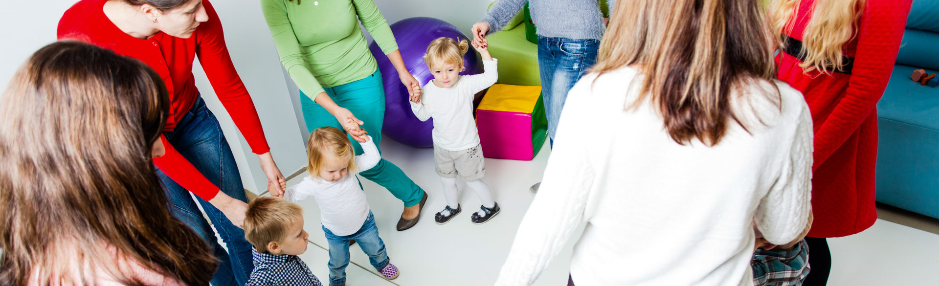 Tanzende Mamas mit Kindern, © Adobe