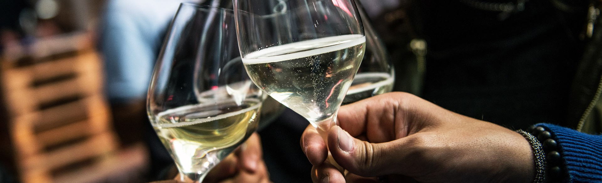 Gruppe stößt mit Wein an