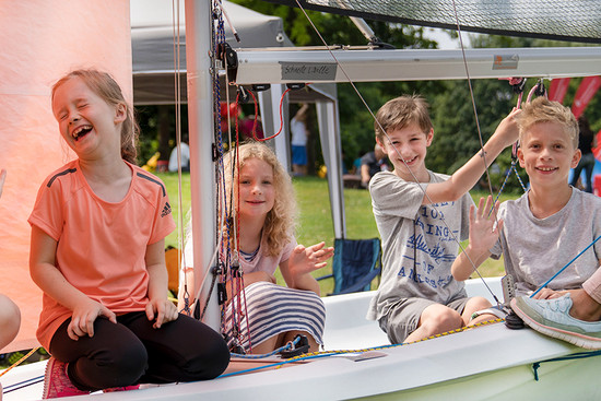 Kinder im Boot auf dem Heilbronner Kinderfest