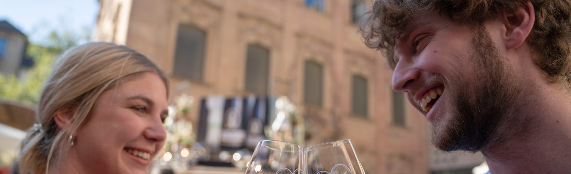 Ein Paar stößt auf der Schlenderweinprobe mit Wein an