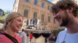 Ein Paar stößt auf der Schlenderweinprobe mit Wein an