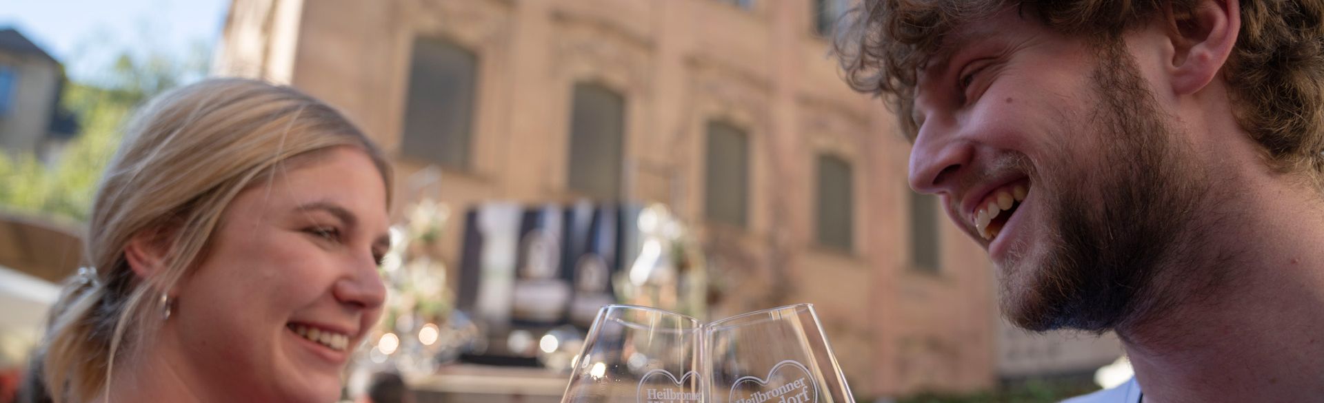 Ein Paar stößt auf der Schlenderweinprobe mit Wein an