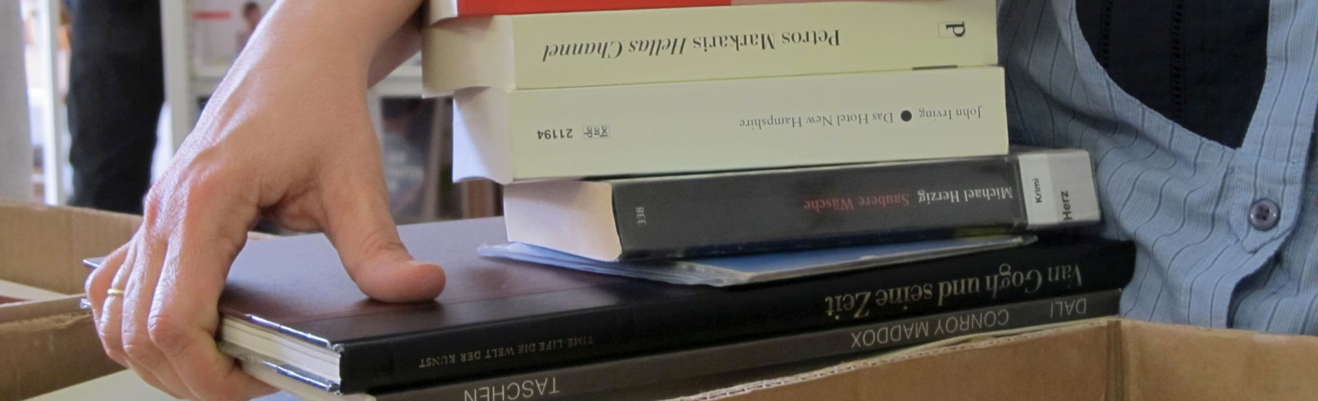 Bücherstapel und Bücher im Karton in der robi-Garage