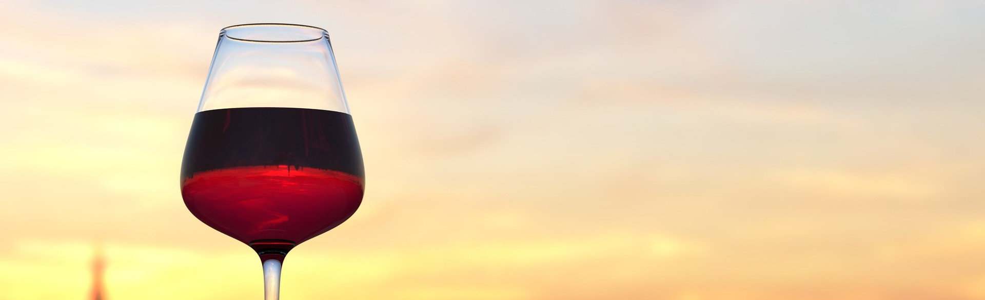 Ein Glas Rotwein bei Sonnenuntergang