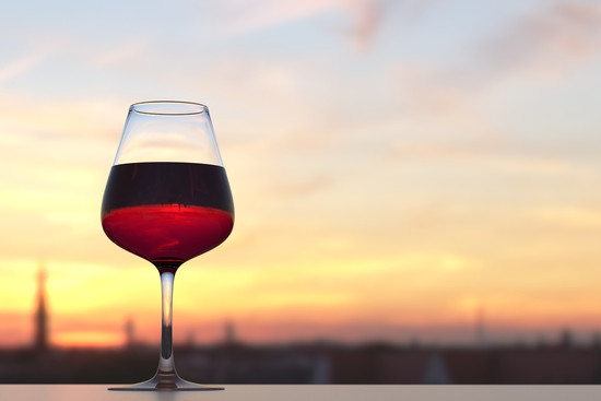 Ein Glas Rotwein bei Sonnenuntergang