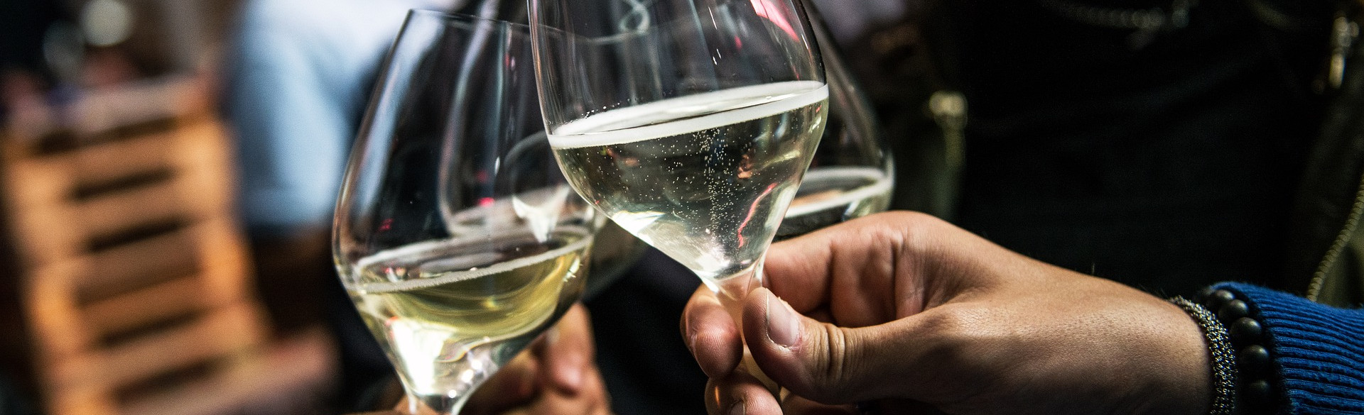 Gruppe stößt mit Weißwein an