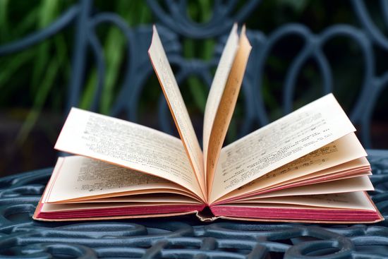 Buch auf einem Stuhl